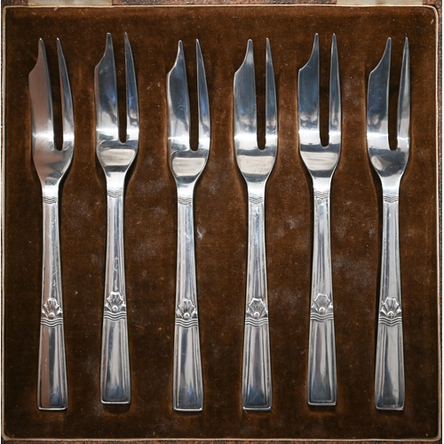 525 - A canteen of Community Plate flatware and cutlery, to/w a boxed set of fish knives and forks to matc... 