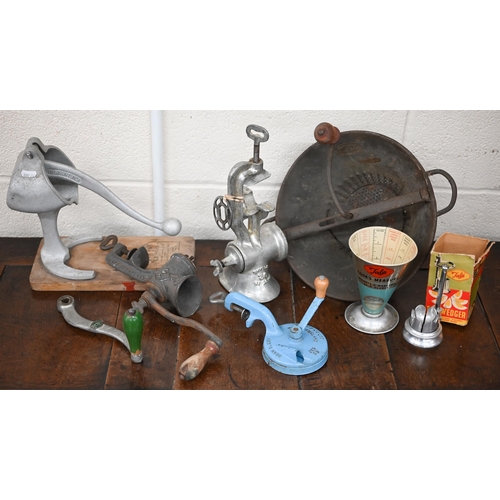 548 - Various vintage kitchenalia, including 'Passe-Vit' soup-maker, juicer, two mincers, bean-slicer, etc... 