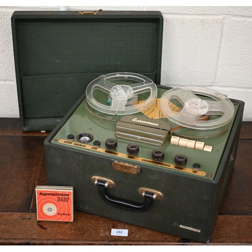 522 - A quantity of vintage family photographs to/w a 1950s/60s E.A.P. Ltd. 'Elizabethan' reel to reel tap... 