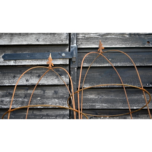 83 - A pair of weathered steel arrow-head garden obelisks, approx. 220 cm x 48 cm