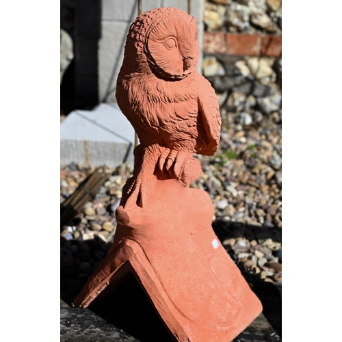 108 - A cast terracotta owl ridge tile, 43 cm h