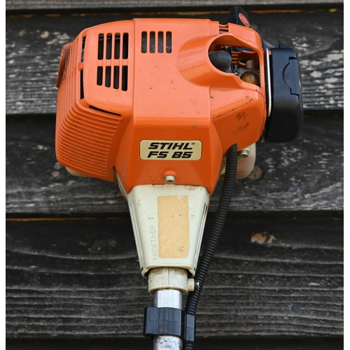 120 - A Power Devil 240v garden shredder PDG 4008 to/w a Stihl  FS85 petrol strimmer, a leaf blower, handy... 