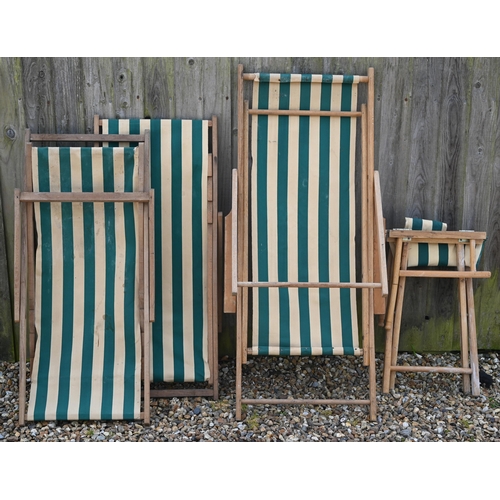 129 - Three vintage green-striped deckchairs to/with a conforming folding table (4)