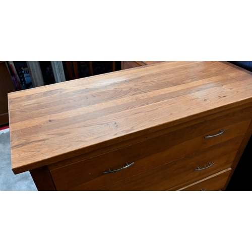 133 - A modern golden oak chest of four long drawers, 100 x 44 x 90 cm high