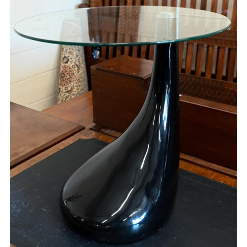 141 - A contemporary glass-top side table with black high gloss 'tear drop' fibreglass base, 50 cm diam x ... 