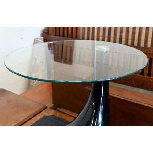 141 - A contemporary glass-top side table with black high gloss 'tear drop' fibreglass base, 50 cm diam x ... 