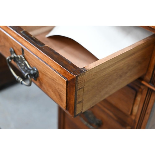 216 - An Edwardian walnut twin pedestal desk with inset green leather top over nine drawers, 122 cm wide x... 