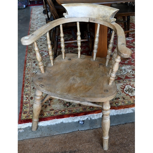 239 - An early 20th century spindle back smokers bow/captain's chair on turned legs