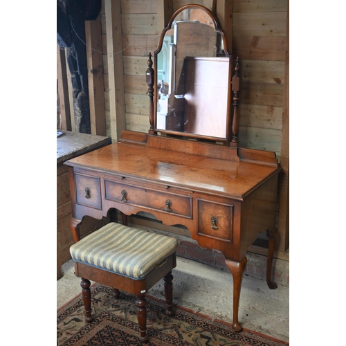 253 - A walnut mirror-backed dressing table with brush slide and three drawers on cabriole supports, 118 c... 