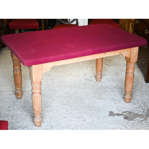 312 - A pine workshop/crafting table with magenta baize covered top and turned legs, 140 x 86 x 78 cm h