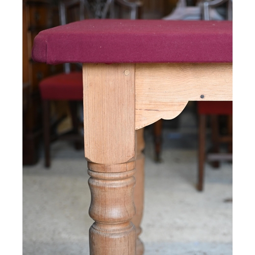 312 - A pine workshop/crafting table with magenta baize covered top and turned legs, 140 x 86 x 78 cm h