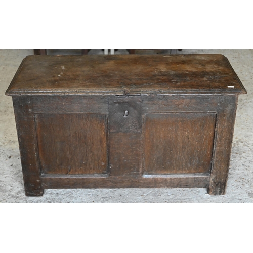 330 - A small 17th century panelled oak coffer, with hinged top and jointed construction, 86 x 40 x 48 cm ... 