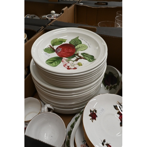 438 - A quantity of Portmeirion 'Pomona' dinner ware, to/w a Colclough rose-printed tea set (box)