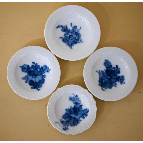 462 - A Royal Copenhagen group, vixen with cubs 1788, to/w four blue and white small dishes (5)