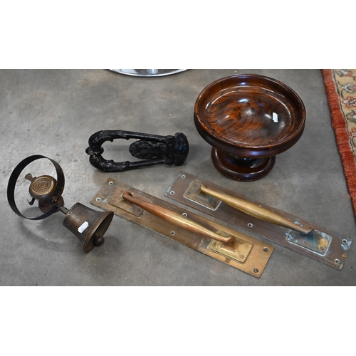 497 - A hall bell on coiled spring, to/w a pair of heavy brass door handles, a cast iron door-knocker and ... 