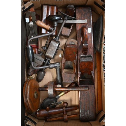 531 - A selection of vintage joiner's tools, including Jack-plane, moulding planes, braces, panel saw etc ... 