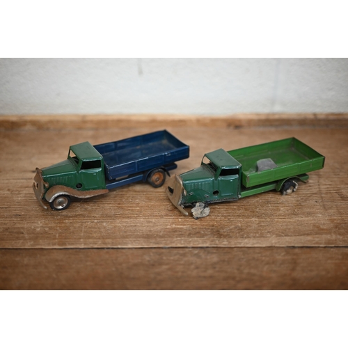 536 - A vintage boxed Hornby clockwork Speedboat 'Swift' to/w two Tri-ang Minic trucks (a/f), a boxed Corg... 