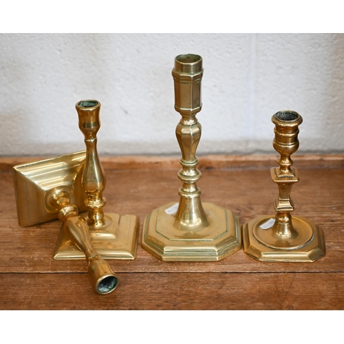 538 - Four antique cast brass candlesticks (including a pair) to/w a Victorian 7lb bell-weight on 4lb stan... 