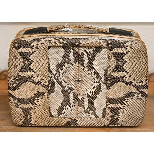 549 - A vintage simulated snakeskin Ultra Twin-Deluxe wireless set, with sliding shutter front, 28 x 36 cm