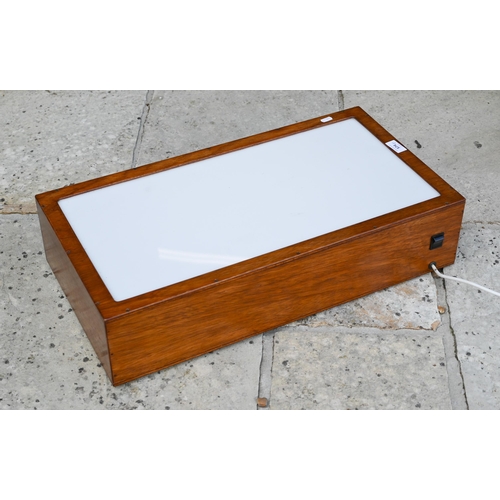 574 - An artist's/photographer's light-box, to/w two antiques-fair table-top display cases (3)