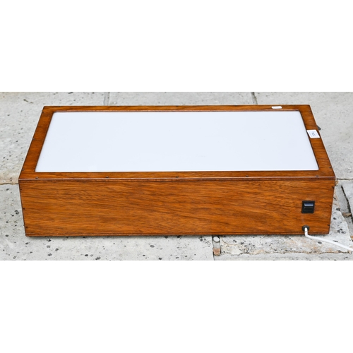 574 - An artist's/photographer's light-box, to/w two antiques-fair table-top display cases (3)