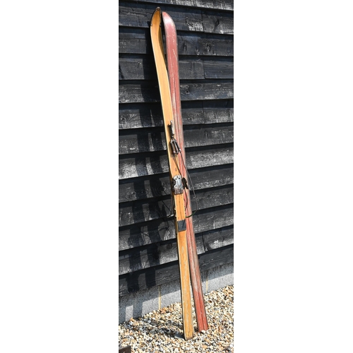 575 - A pair of vintage wooden skis, 214 cm to/w two hickory-shafted niblicks and other golf clubs, two sn... 