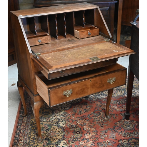 589 - A 1950s figured walnut bureau, with two drawers and raised on cabriole legs, 69 cm x 44 cm x 99 cm h