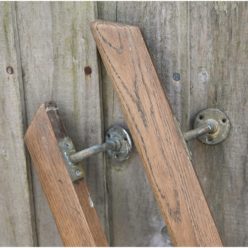 596 - Two vintage oak short hand rails with brass wall fittings, 151 cm and 132 cm long (2)