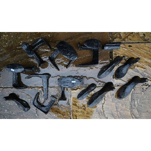 600 - #Five cast-iron cobbler's lasts with three 'feet' to/w a graduated mixed set of single lasts with st... 