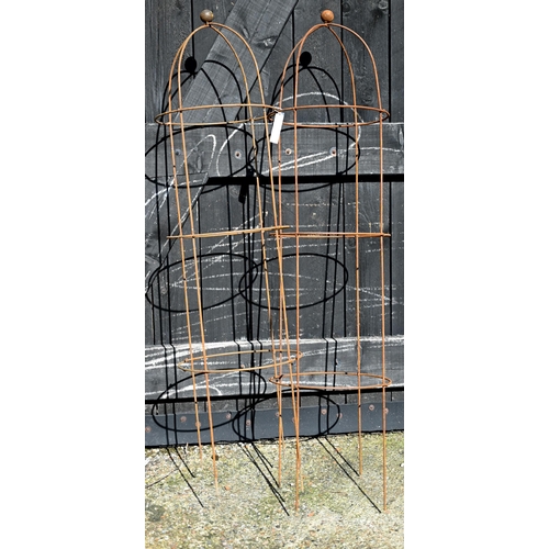 62 - A pair of weathered steel arrow head obelisk plant frames, approx. 150 cm h (2)