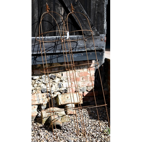 63 - A pair of weathered steel arrow head obelisk plant frames, approx. 155 cm h (2)