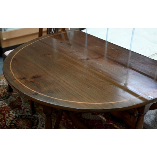 632 - #A traditional reproduction feather-banded gateleg oval dropleaf table, 114 cm x 137 cm (open) x 75 ... 