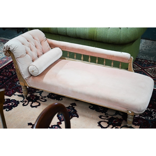 636 - #An Edwardian pink button backed chaise lounge, 170 cm long