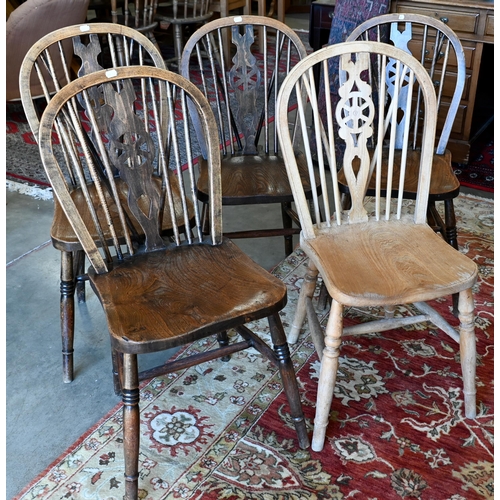 642 - Five elm and ash wheelback dining chairs (5)