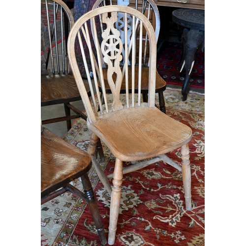 642 - Five elm and ash wheelback dining chairs (5)