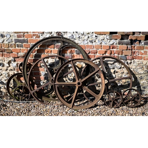 65 - Assorted vintage cast iron spoked carriage/cart wheels etc in varying sizes, the largest 96 cm dia. ... 