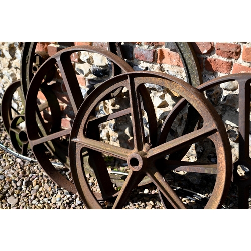 65 - Assorted vintage cast iron spoked carriage/cart wheels etc in varying sizes, the largest 96 cm dia. ... 