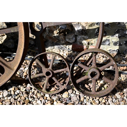 65 - Assorted vintage cast iron spoked carriage/cart wheels etc in varying sizes, the largest 96 cm dia. ... 