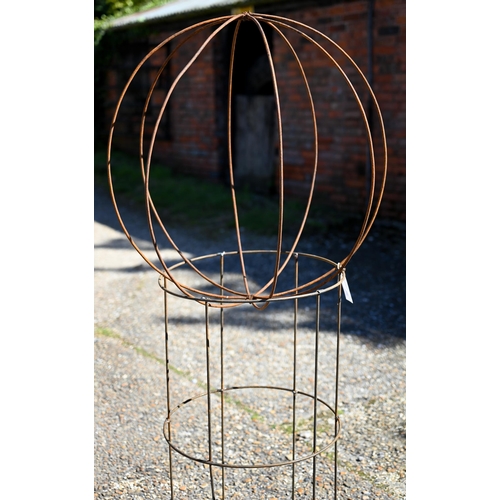 89 - A small weathered steel sweet pea garden frame with separate sphere top, sphere diam 65 cm, height o... 