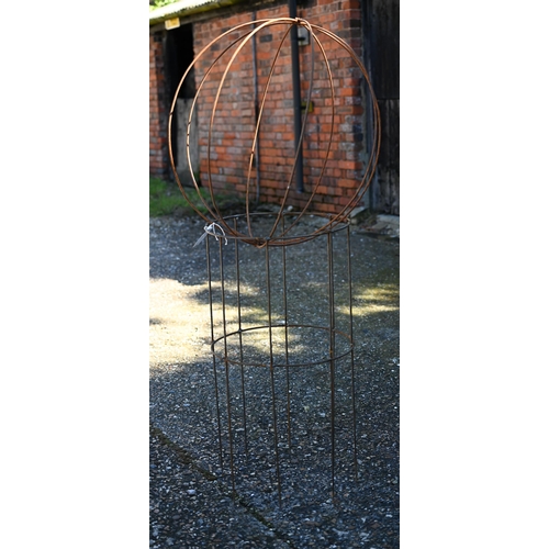 90 - A small weathered steel sweet pea garden frame with separate sphere top, sphere diam 65 cm, height o... 