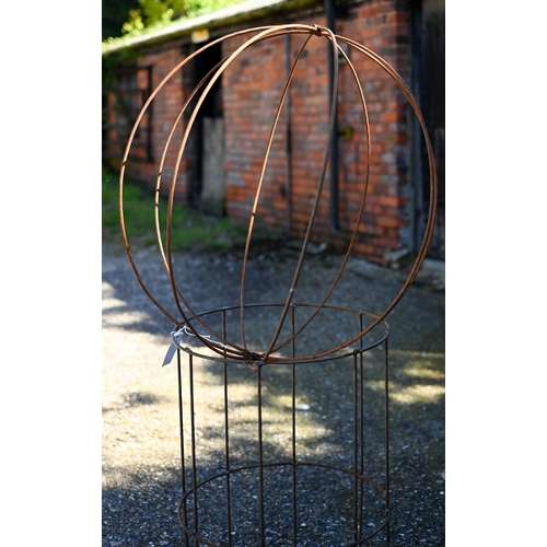 90 - A small weathered steel sweet pea garden frame with separate sphere top, sphere diam 65 cm, height o... 