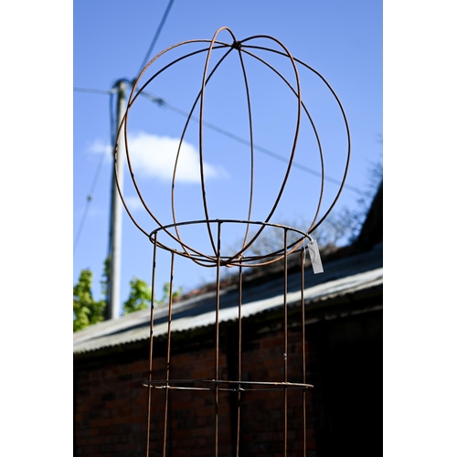 90C - A weathered steel sweet pea garden frame with separate sphere top, approx. 227 cm h