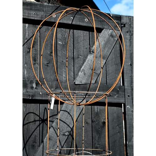 91 - A weathered steel sweet pea garden frame with separate sphere top (2) approx. 227 cm h