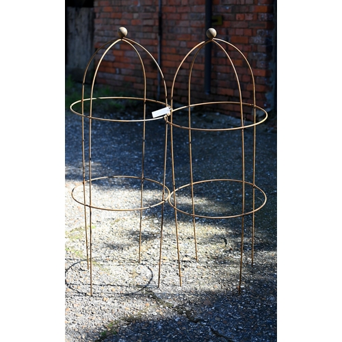 92 - A pair of weathered steel ball head obelisk plant frames, 112 cm high (2)