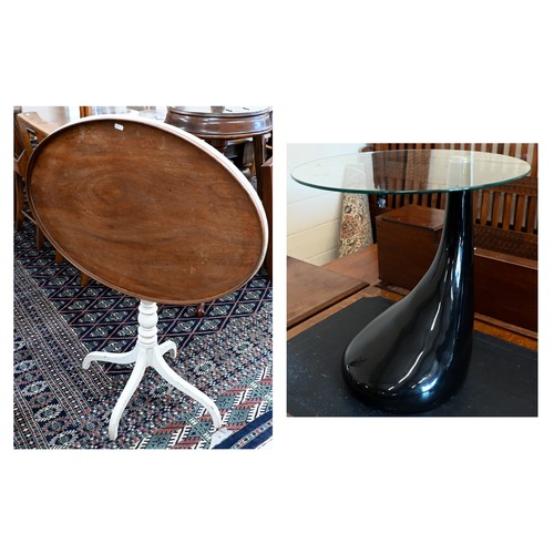 141 - A contemporary glass-top side table with black high gloss 'tear drop' fibreglass base, 50 cm diam x ... 