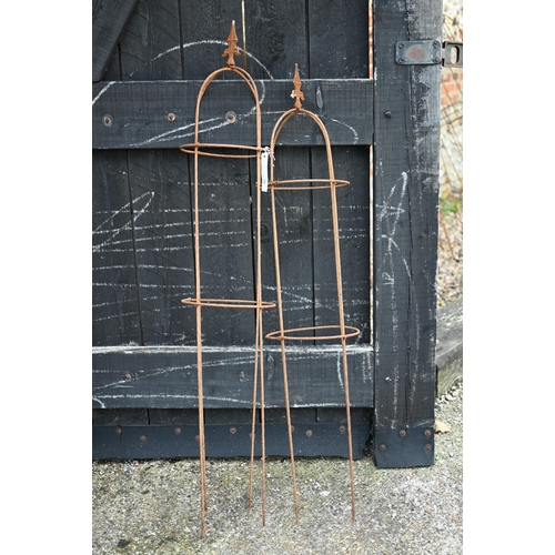 10 - A pair of weathered steel arrow head garden obelisks approx. 120 cm h x 23 cm dia (2)