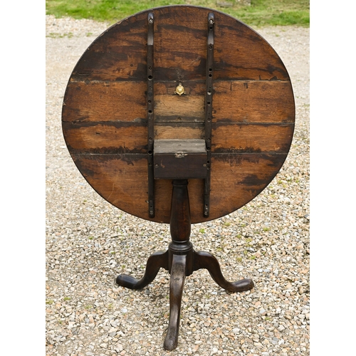 109 - A George III oak tilt top tripod table, 87 cm dia.