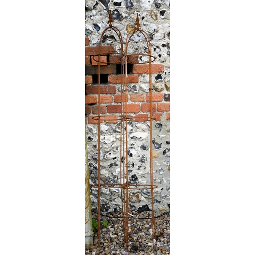 11 - A pair of weathered steel arrow head garden obelisks, approx. 160 cm h x 23 cm dia (2)