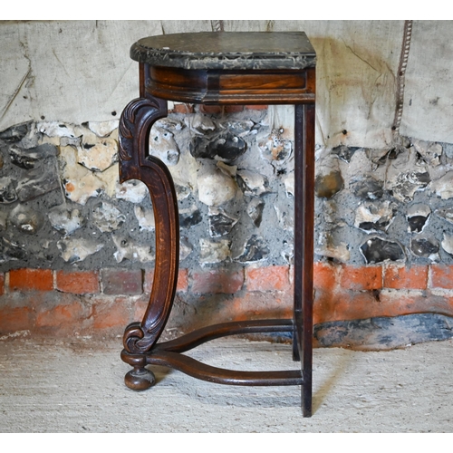 122 - An antique oak console table with serpentine form marble marble, 40 cm x 36 cm x 74 cm h