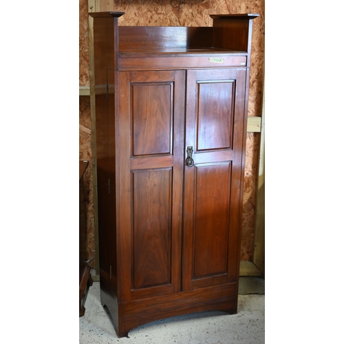 123 - An Edwardian Denby & Spinks patented 'Autovalet' walnut wardrobe, 77 cm w x 45 cm x 170 cm h